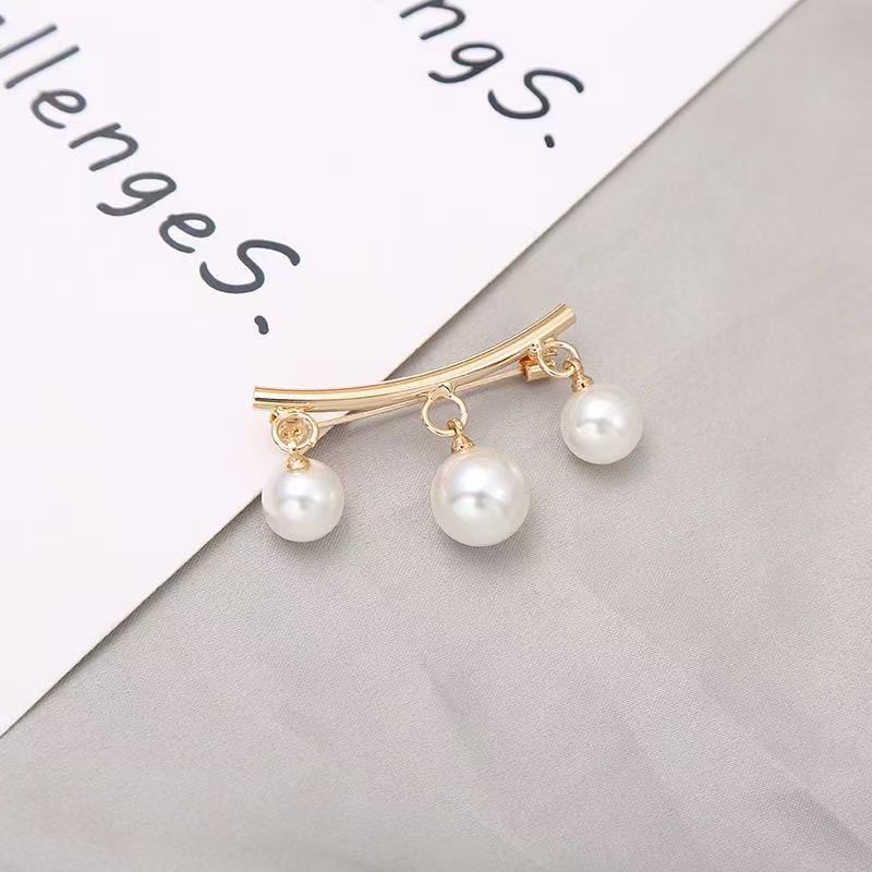 

Fashion Brooch Pin for Women , Anti - Flash Collar Clip , Simple Metal Pearl Decorative Pin золотой