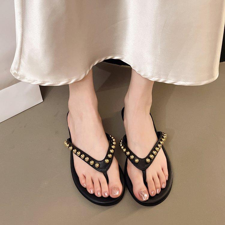 

Сланцы-шлепанцы Xiaoxiangfeng с жемчужной отделкой, женская уличная обувь, лето 2025, новая модная плоская сандалия 40 чёрный