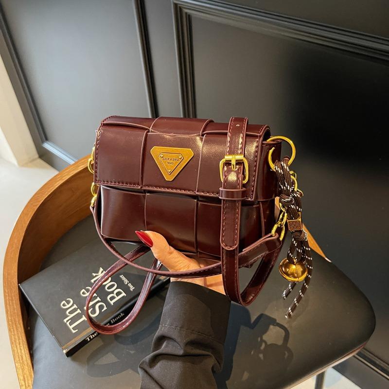 High-end messenger bag women's new fashion versatile small square bag niche spring and summer commuter woven bag