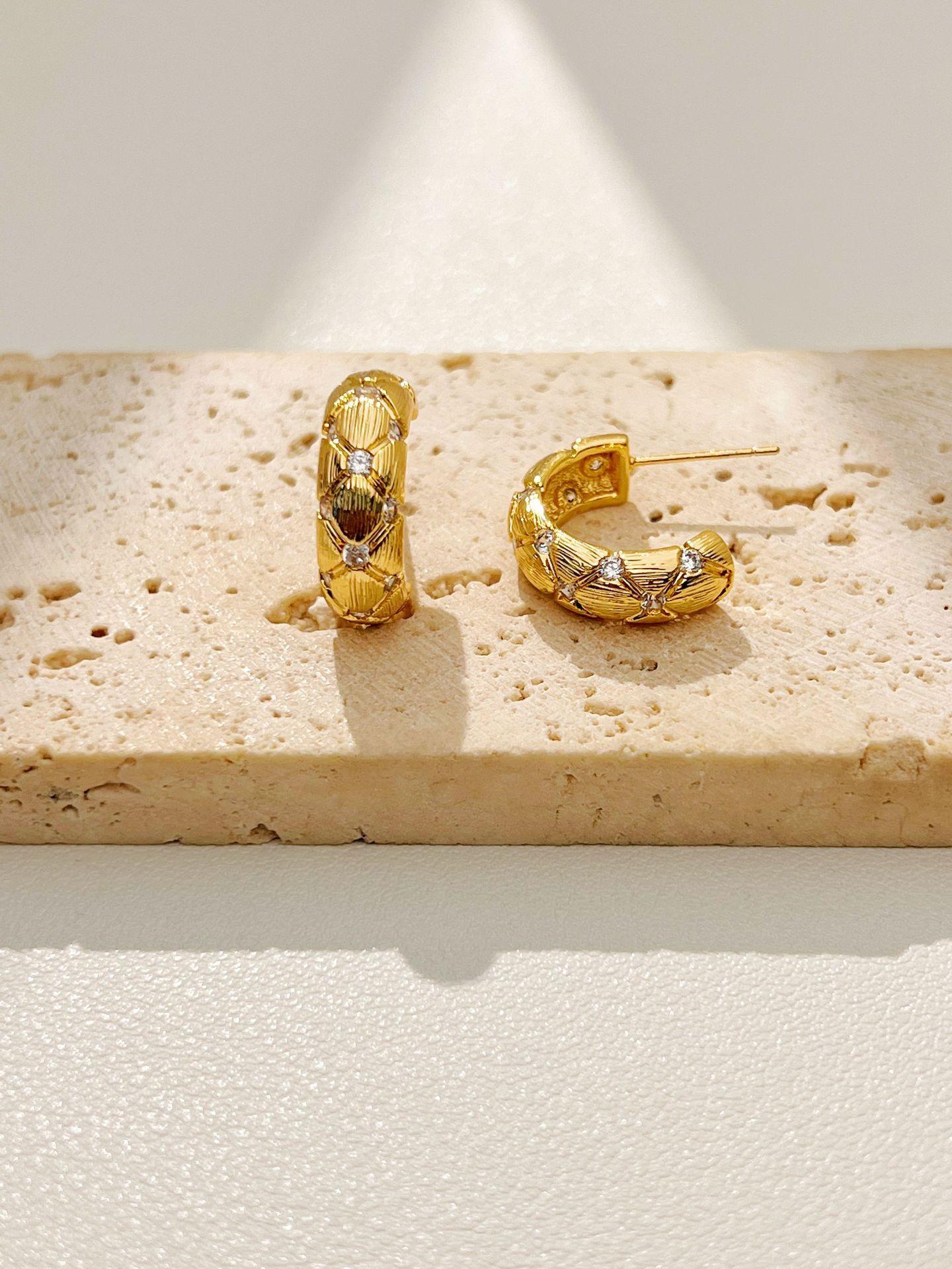 High-end Commuting C-shaped Earrings, Fashionable in Yellow Brass Material золотистый