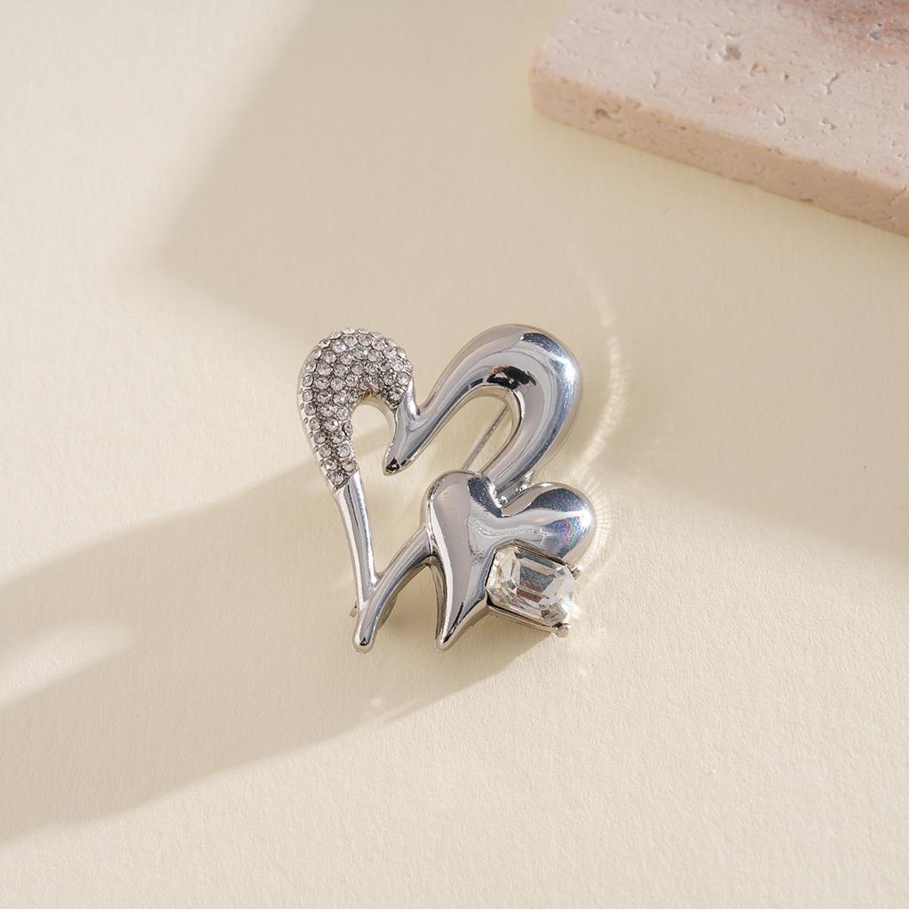 Classic Geometric Metal Peach Heart Brooches Pins for Women Fashion Irregular Croissant Brooches Suit Accessories Jewelry Gift