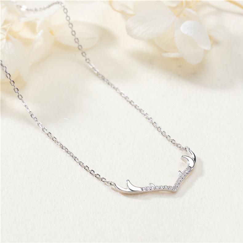 Colar Yilu You para Mulheres Pingente Chifre de Alce Pequeno Corrente Clavicular Fonte