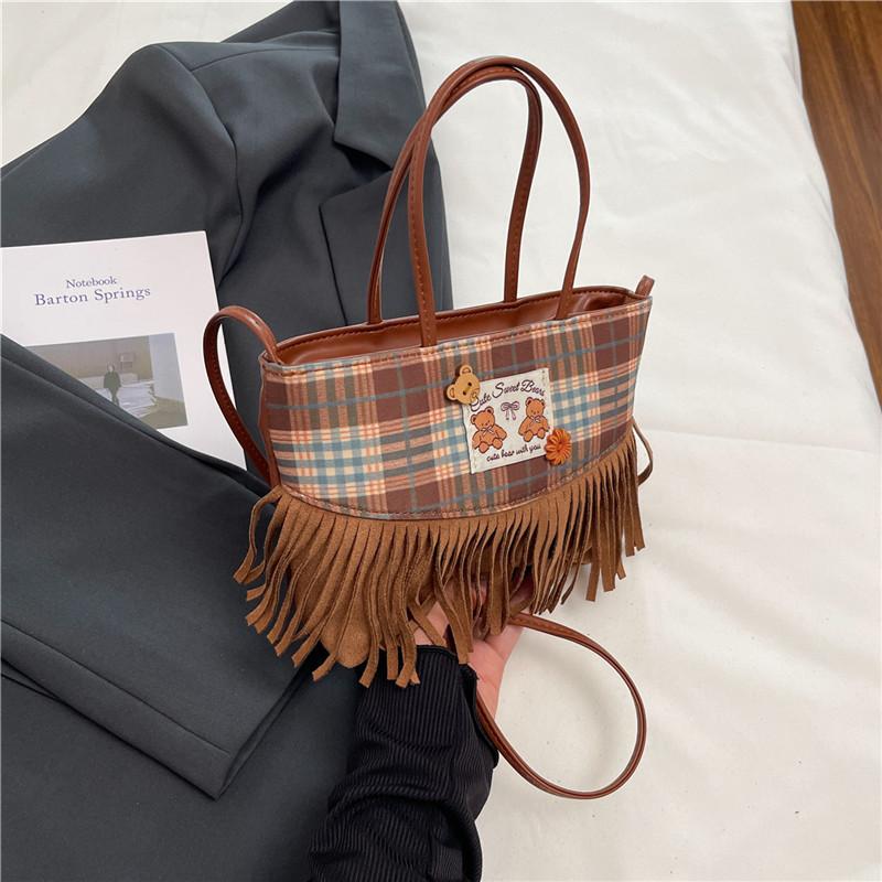 Autumn and winter high-end light luxury niche fringed bag women's new retro brown fashion portable messenger bag