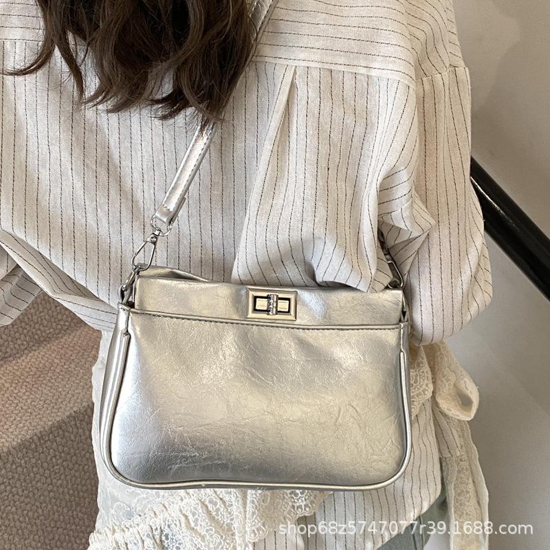 Fashion 2025 new niche design stray bag niche high sense messenger versatile commuter bag shoulder armpit bag