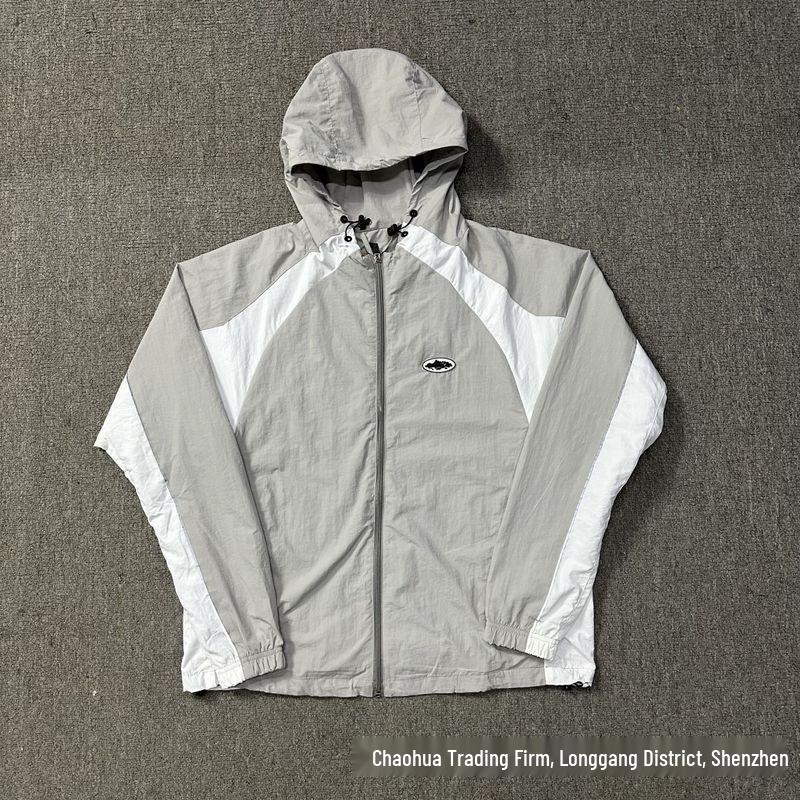 Corteiz Devil's Island Patchwork Windbreaker Softshell Kapuzenjacke für Damen & Herren - Trendiger Bergsteiger-Mantel.