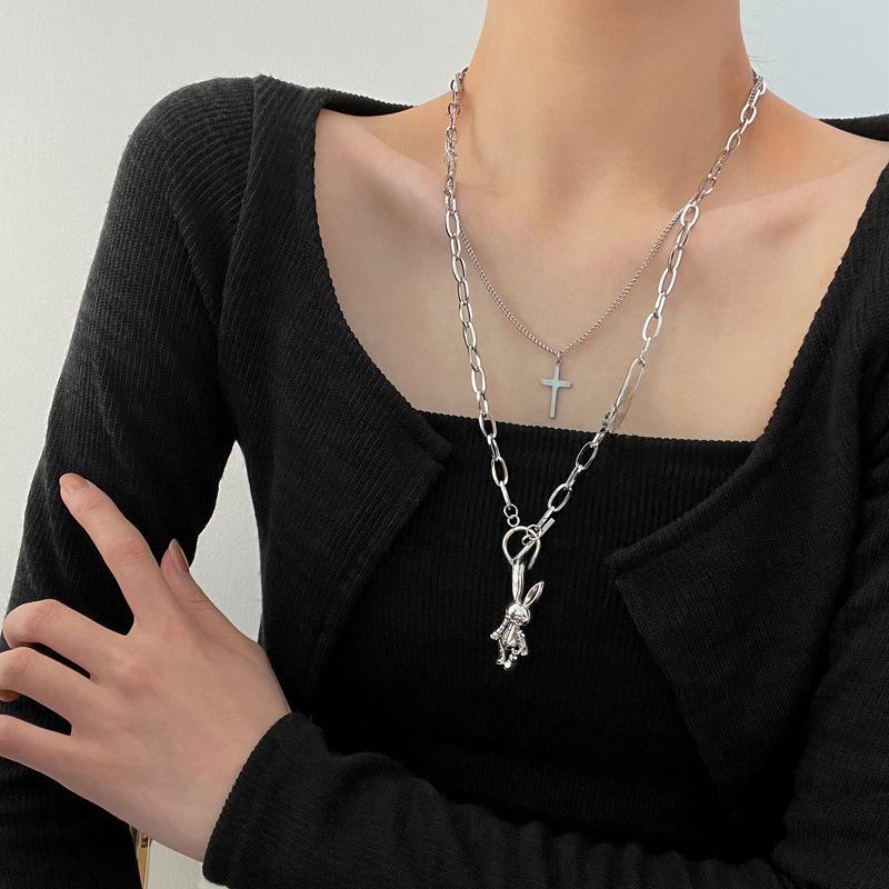 Dvouvrstvý punkový náhrdelník s křížkem a králíkem - unisex hip-hopový styl