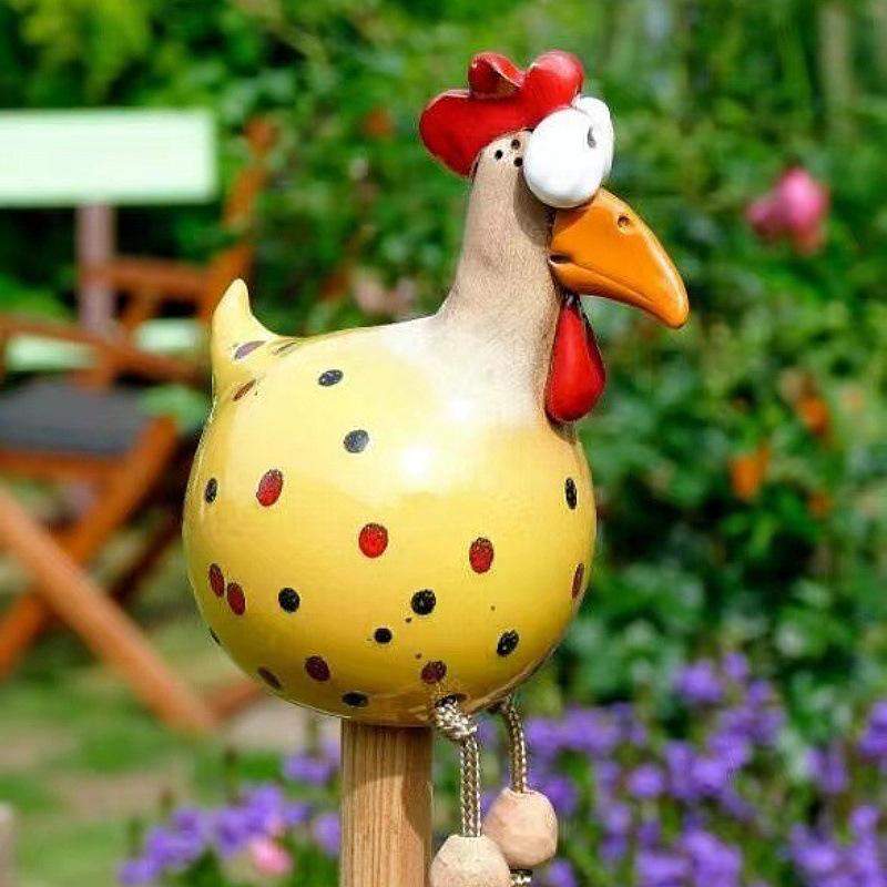 

Садовые украшения в виде длинноногой курицы с большими глазами