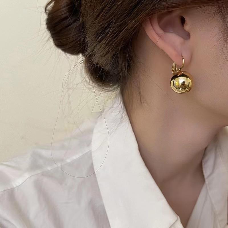 

2024 Роскошные металлические серьги-подвески с круглыми шариками: Модный нишевый дизайн