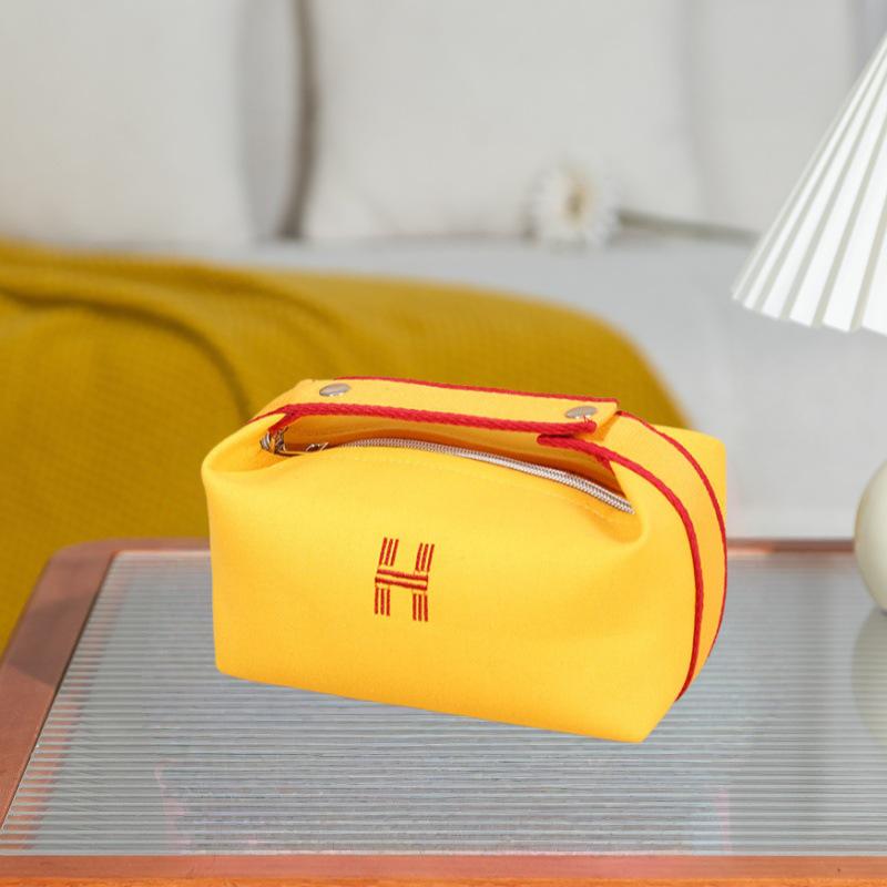 

Women s High-End Portable Large-Capacity Travel Makeup and Toiletries Bag жёлтый
