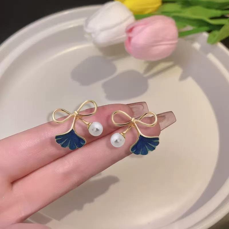 LATS 2025 Asymmetry Imitation Zircon Gardenias Stud Earrings for Women Girl New Fashion Flower Temperament Zircon Accessories