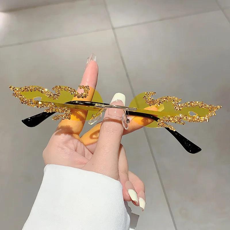Classic Punk Luxury Designer Style Style Diamond Flame Fire Sun Glasses Glasses Ladies Sun Eyeglasses For Men UV400 Rimless Crystal Durable Metal