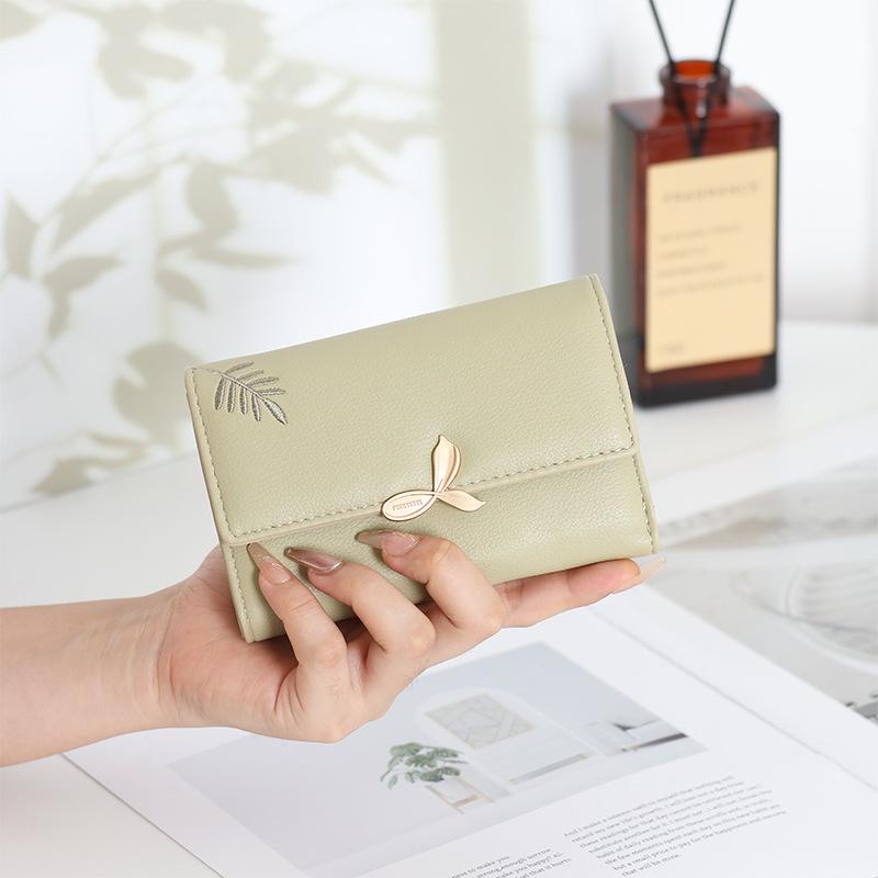 Women's 2025 Medium Wallet: Large Capacity Leaf Embroidery Flower Coin Purse & Card Holder Clutch