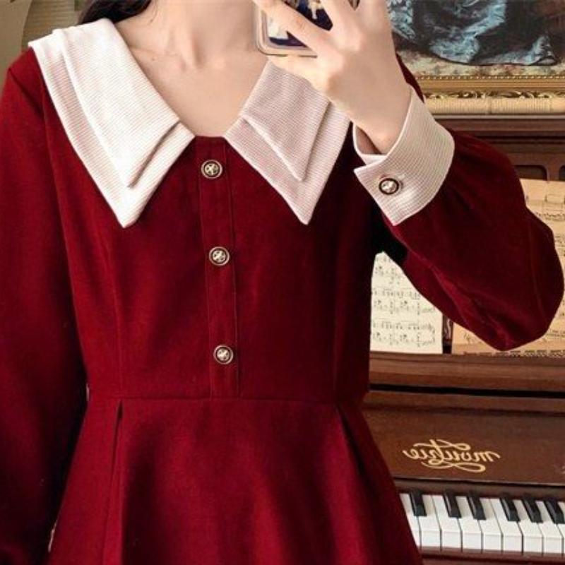 Oversized damekjole i retro hoffstil for høst og vinter med dobbel krage og midjebånd, temperament over knelengde skjørt