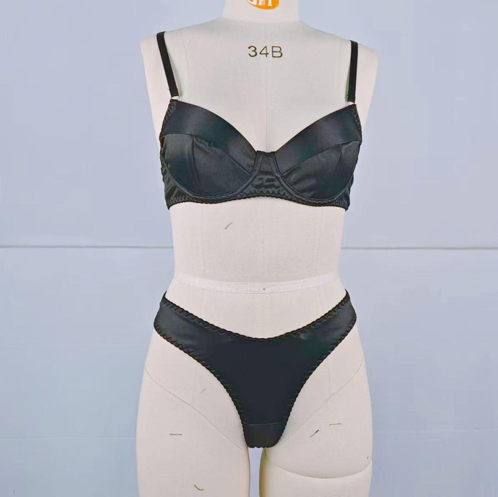 Luxuriöses Satin-BH- und Höschen-Set im französischen Stil mit Bügelstütze
