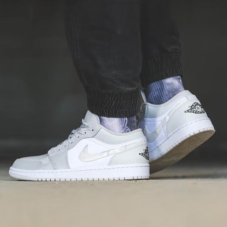 Tênis Infantil Air Jordan 1 Low SE GS Branco Camuflado Cinza Pó de Fótons-Névoa DD3234-100