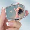 Tragbare Pillendose mit 2 Fächern, Mini-Metall-Medikamenten-Organizer-Etui, Niedlicher bedruckter Pillenbehälter für Vitamine, Pillen, Schmuck, Reisen, Tägliche Anwendung