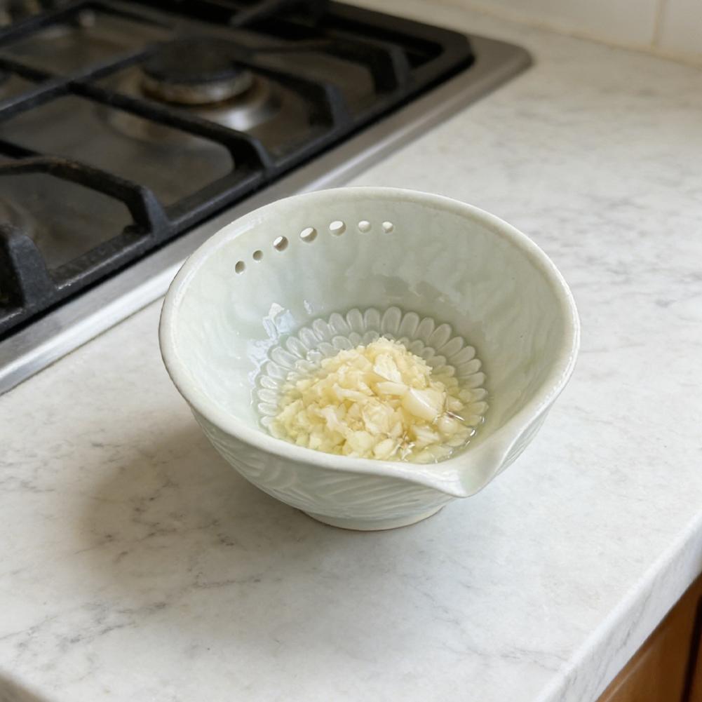 Handmade Garlic Grater Herb Bowl - 2-in-1 Multi-Functional Kitchen Tool Ceramic Bowl With Built-in Grater For Fresh Herbs Lemon