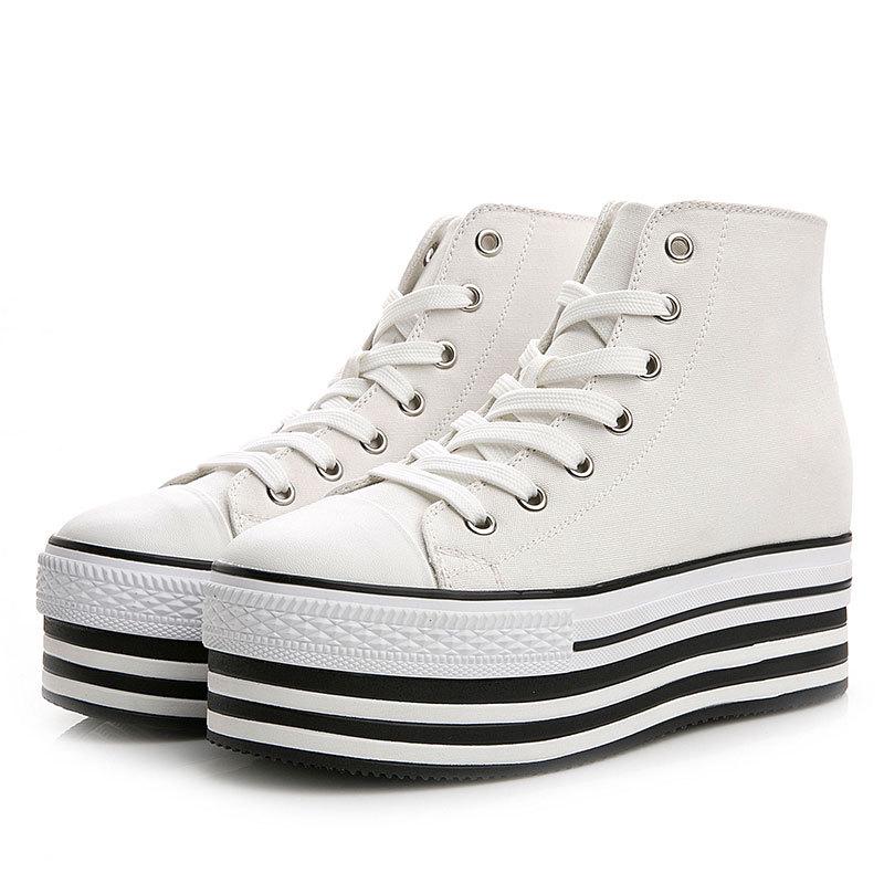 Dámské plátěné šněrovací boty s vysokým svrškem a skrytým podpatkem, s tlustou podrážkou a kulatou špičkou.