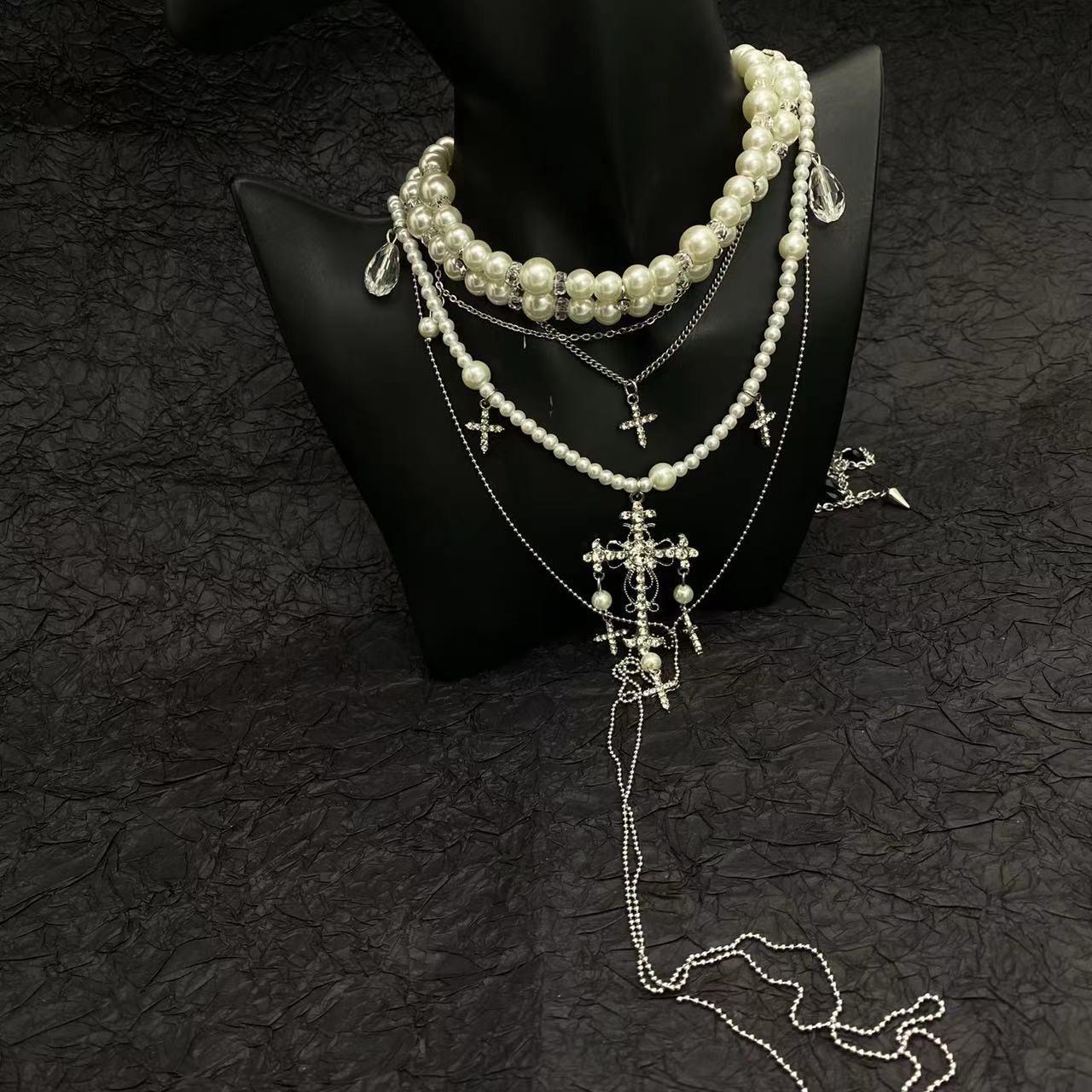 

Багатошарове намисто в стилі Y2K з перлами та діамантовим хрестом