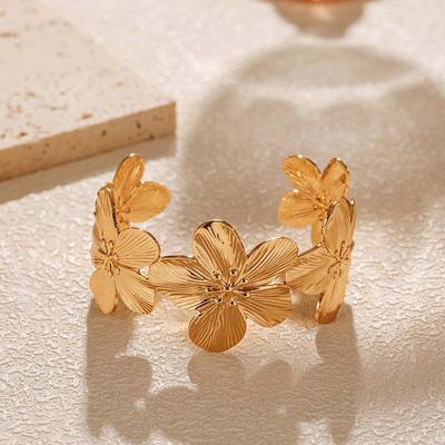Bracelets Manchettes Fleurs Couleur Or Vintage pour Femmes Mode Métal Large Fleurs Ouvertes Bagues Bijoux de Main Cadeaux