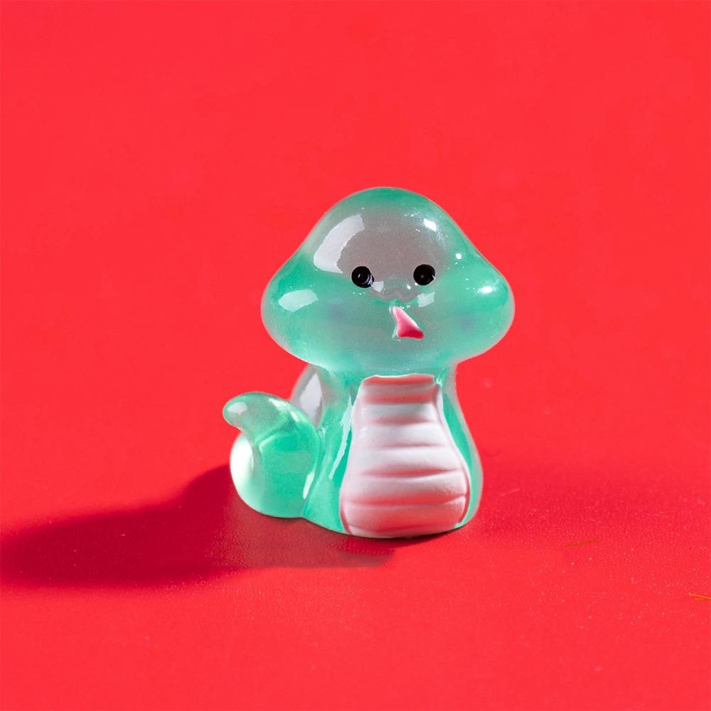 

Милая светящаяся мини-фигурка змеи, зодиакальная змея, поделки из смолы, новогодняя фигурка змеи, светящаяся в темноте, талисман года змеи темно-зеленого