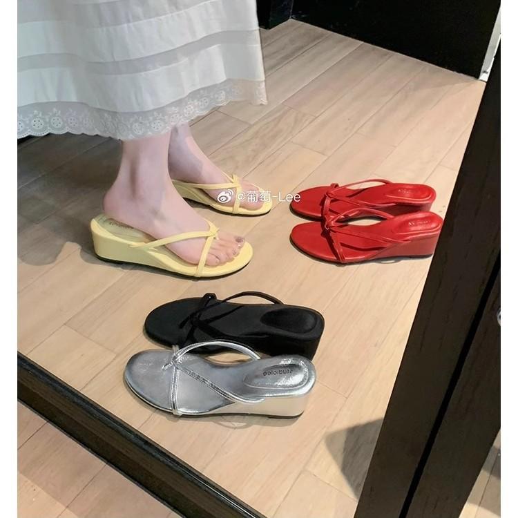 Grape mother same fairy wind round head thin belt slope heel cool slippers female French minimalist casual versatile toe slippers