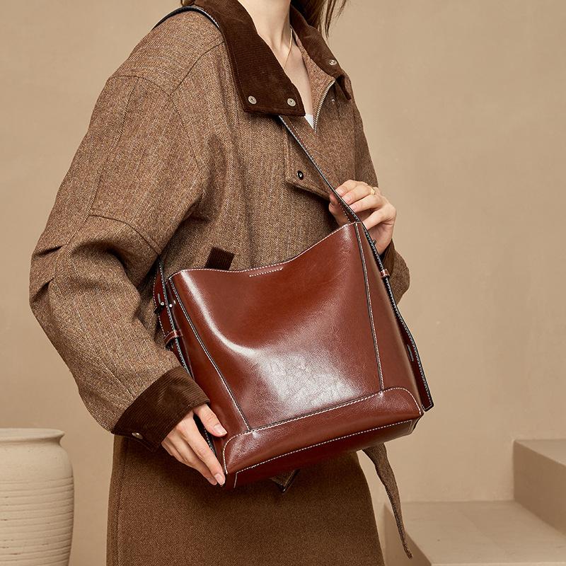 Wide Shoulder Strap, High-end Feel, Large Capacity Shoulder Bag, Women's Retro New Style, Women's Niche Genuine Leather, Women's Crossbody Bucket Bag
