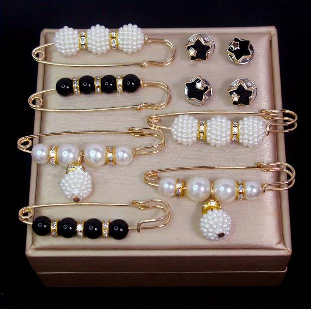 Adjustable Pearl Brooch Set for Waist Tightening and Clothes Fixing
