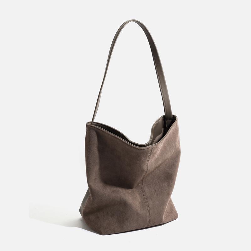 2024 High-End Matte Leather Women's Tote: Autumn/Winter Large Capacity Bucket Bag, Perfect for Versatile Commuting.