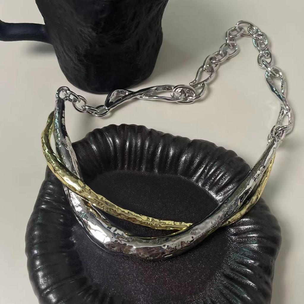 European and American Style Geometric Twisted Metal Necklace: Trendy, Bold, and Fashionable Clavicle Chain for Women