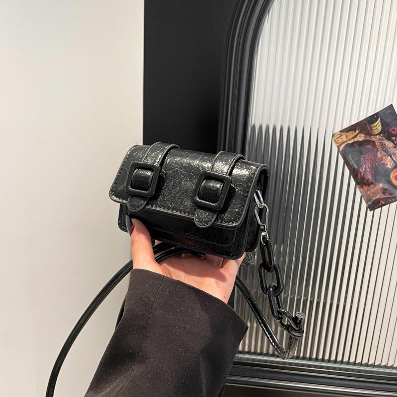 

Мини маленькая сумка женская лето 2025 новая нишевая лазерная цепочка сумка-мессенджер продвинутая текстура маленькая квадратная сумка рот красный конверт чёрный