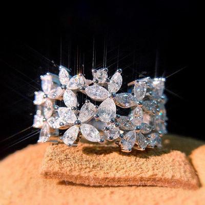 2021 Trendy Leaf-Shaped 18K Gold Women's Ring with Real Diamonds, Perfect for Engagements