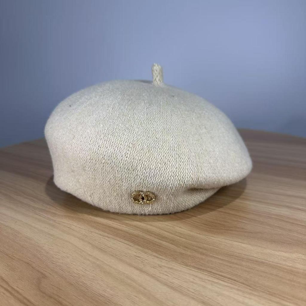 Chices Herbst/Winter-Barett im koreanischen Stil mit Metallabzeichen für Damen - Schlankmachender japanischer Mode-Malerhut