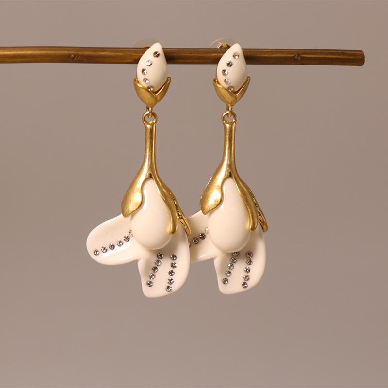 European-American Style Gold-Plated Magnolia Flower Jewelry Set: Elegant Necklace & Earrings for Women