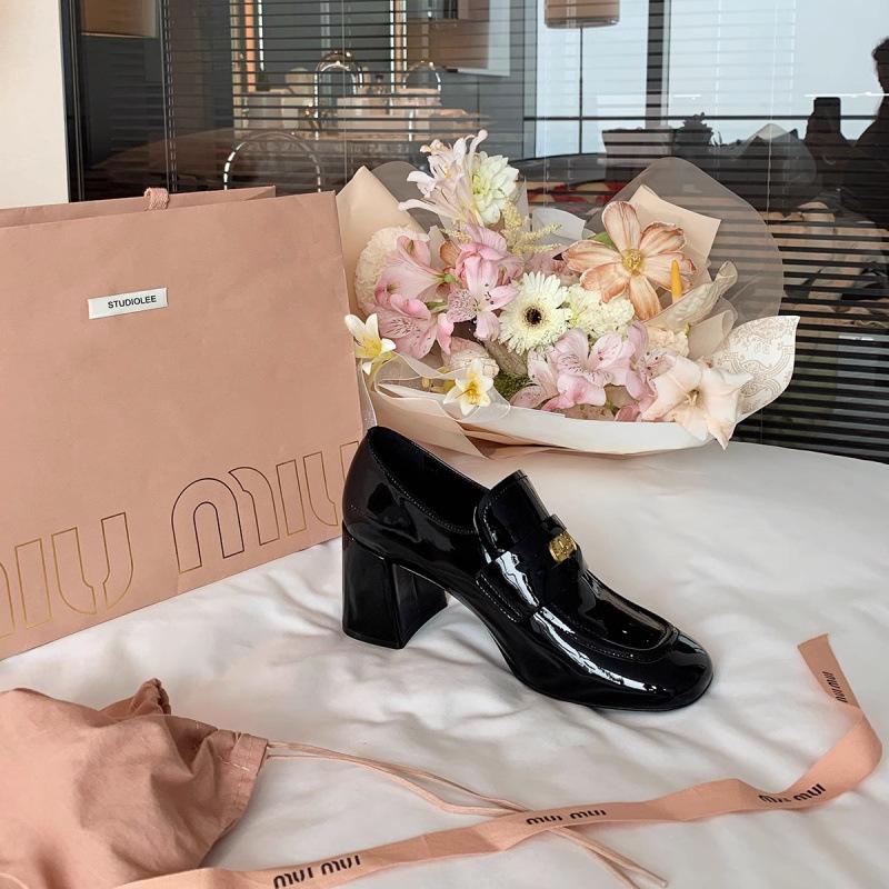 

Маленькие золотые монеты квадратный носок толстый каблук увеличивают одну ногу маленькие кожаные туфли весна 34