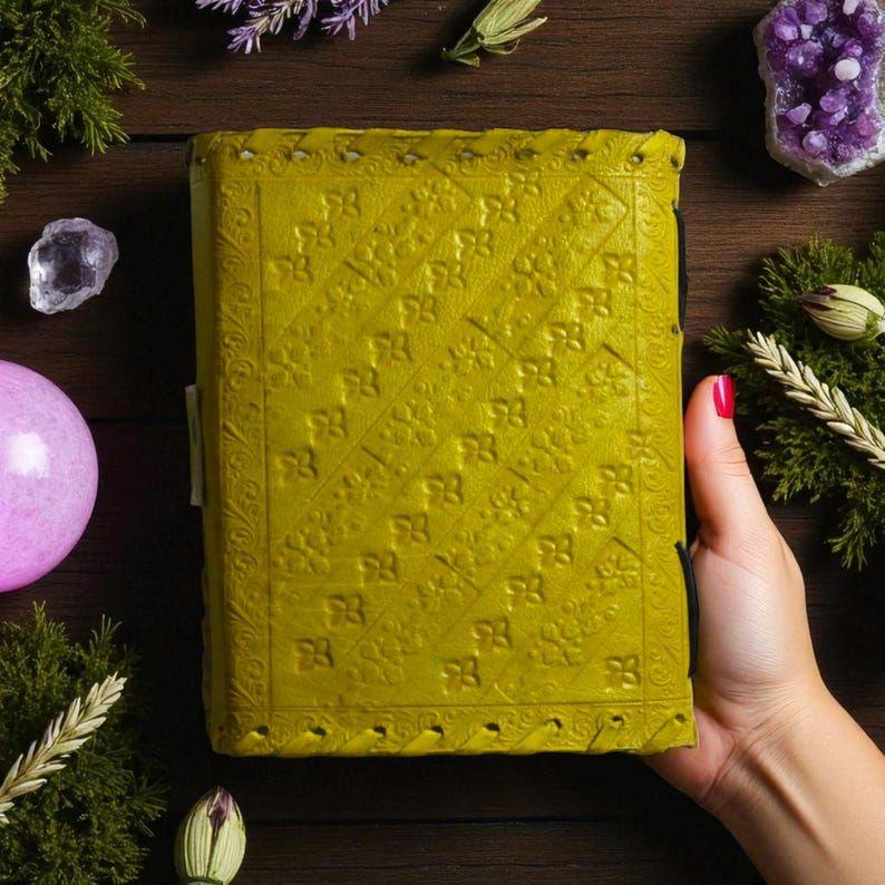 Księga cieni, dziennik ze skóry vintage, dziennik grimuaru, księga zaklęć wiedźmy, akcesoria czarownicze, dekor wiccański, skórzana książka, notatnik podróżny