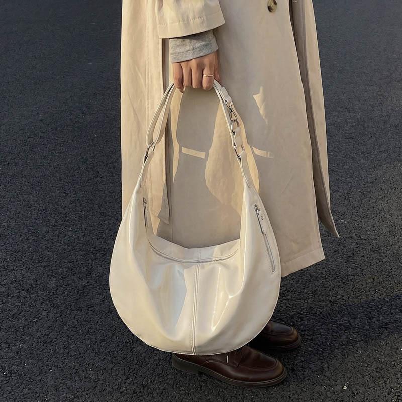 Large-capacity Dumpling-shaped Fashionable Shoulder Bag for Casual Commuting and Underarm Carrying
