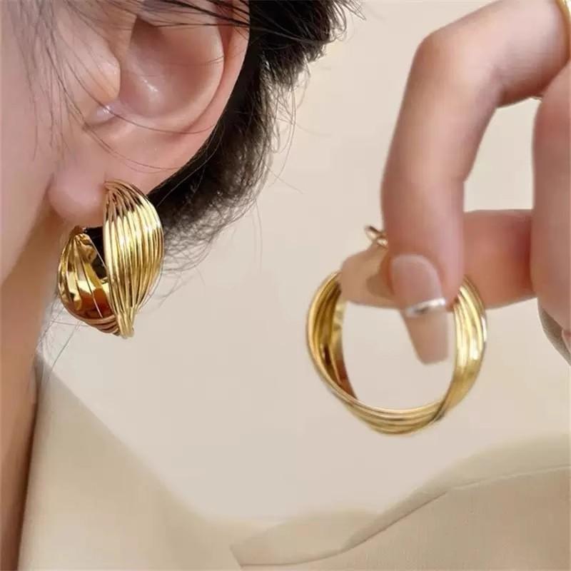 

Sister-in-law, the same ring metal earrings, gold earrings, women s 111 silver needles, exaggerated temperament, high-end light luxury earrings. 925 silver needle