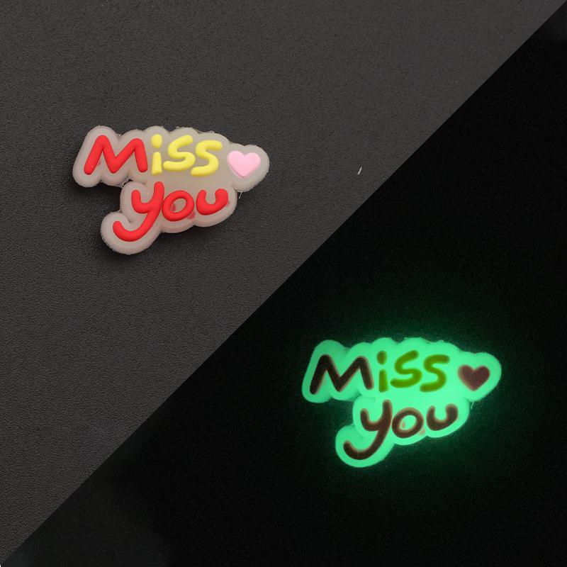 Set Nou de Accesorii Luminoase pentru Pantofi Sandale Tip Croc Decorare Pini Accesorii Pantofi DIY pentru Bărbați Femei Copii Litere Curcubeu Mâncare