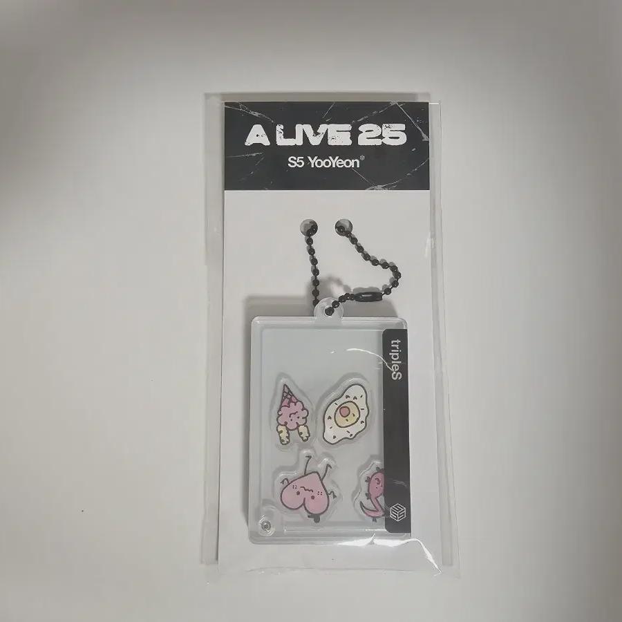 

Брелок-шейкер Yooyeon Concert Md