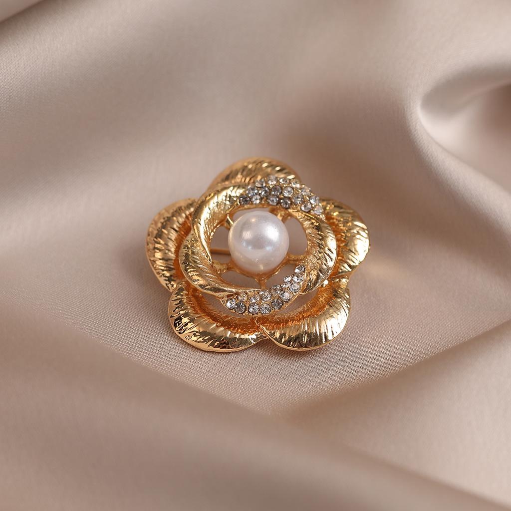 Fashionable and Elegant Golden Camellia Brooch High-end and Light Luxury Women's Suit Jacket Sweater Overcoat Pin