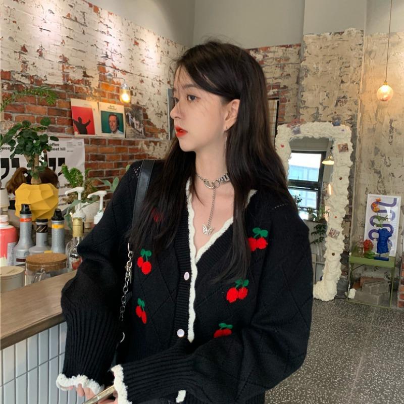 

Sweet sister hollow color matching V-neck sweater jacket women s thin knitted cardigan 2025 new autumn short one size fits all чорний