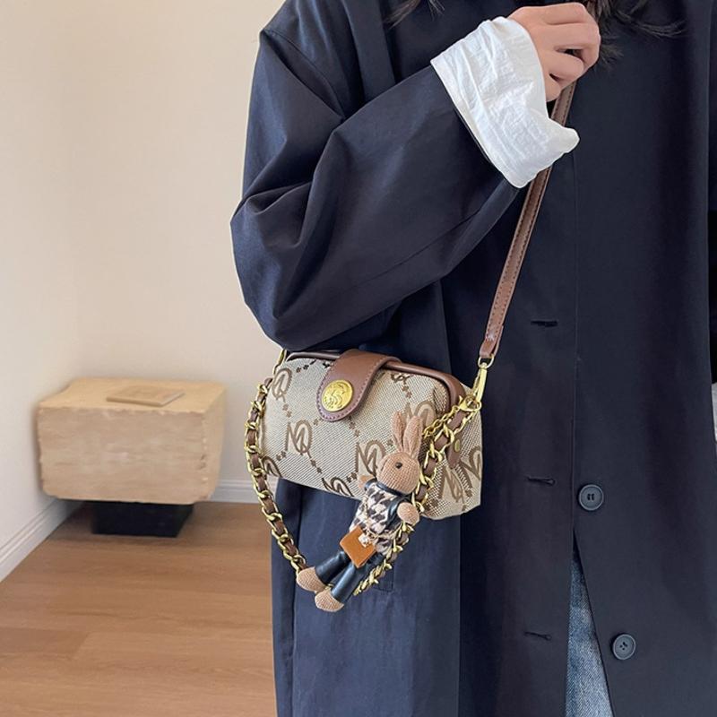 Premium Printed Letters Crossbody Bag Girls Vintage Fashion Chain Bag Ladies Retro Simple HandbagComplimentary Cute Bear Pendant