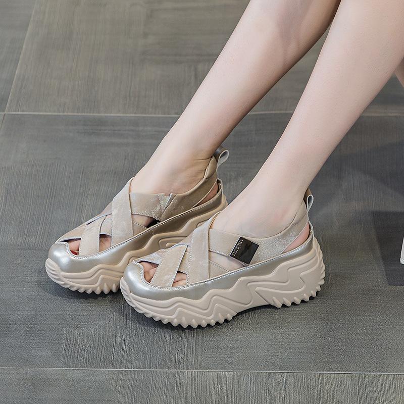 Xias neue atmungsaktive Freizeitsandalen mit dicker Sohle, kleiner Tasche und Hohlmuster