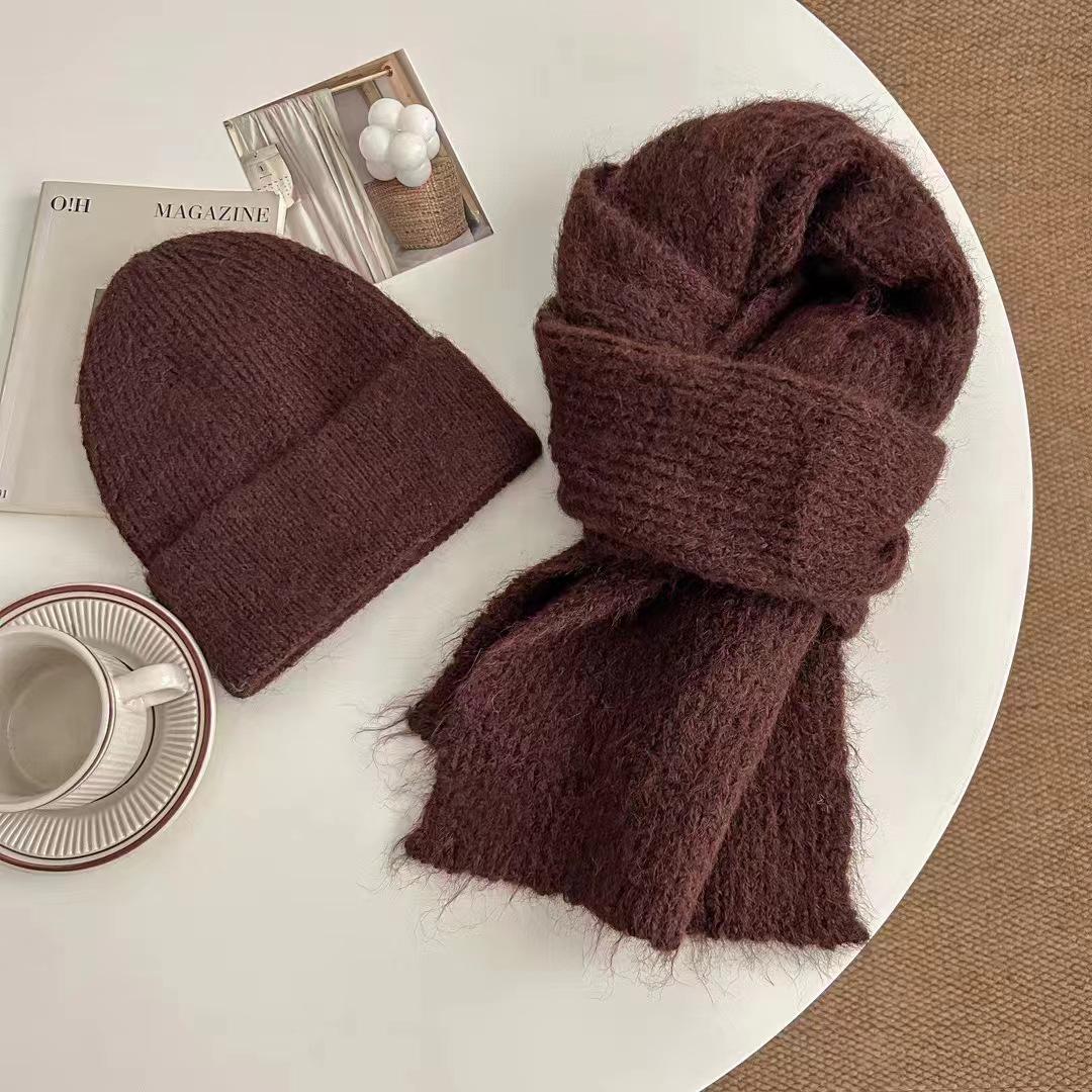 

Комплект из красного шерстяного шарфа и шапки: Уютный трикотаж для осени и зимы кофейный