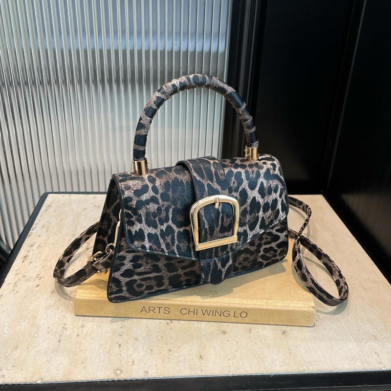 

Маленькая сумка нишевый дизайн тенденция 2025 новый портативный иностранный стиль повседневный ретро иностранный стиль персонализированный мессенджер маленькая квадратная сумка