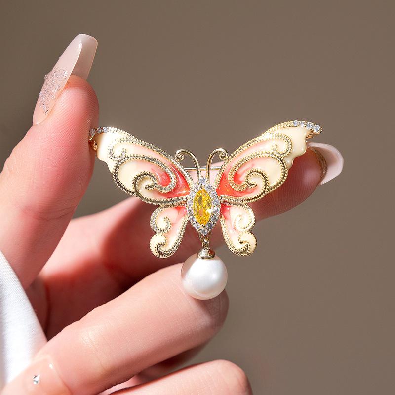 

Модная брошь-бабочка 2025 года: Элегантная булавка в виде цветка и животного для костюмов и пиджаков