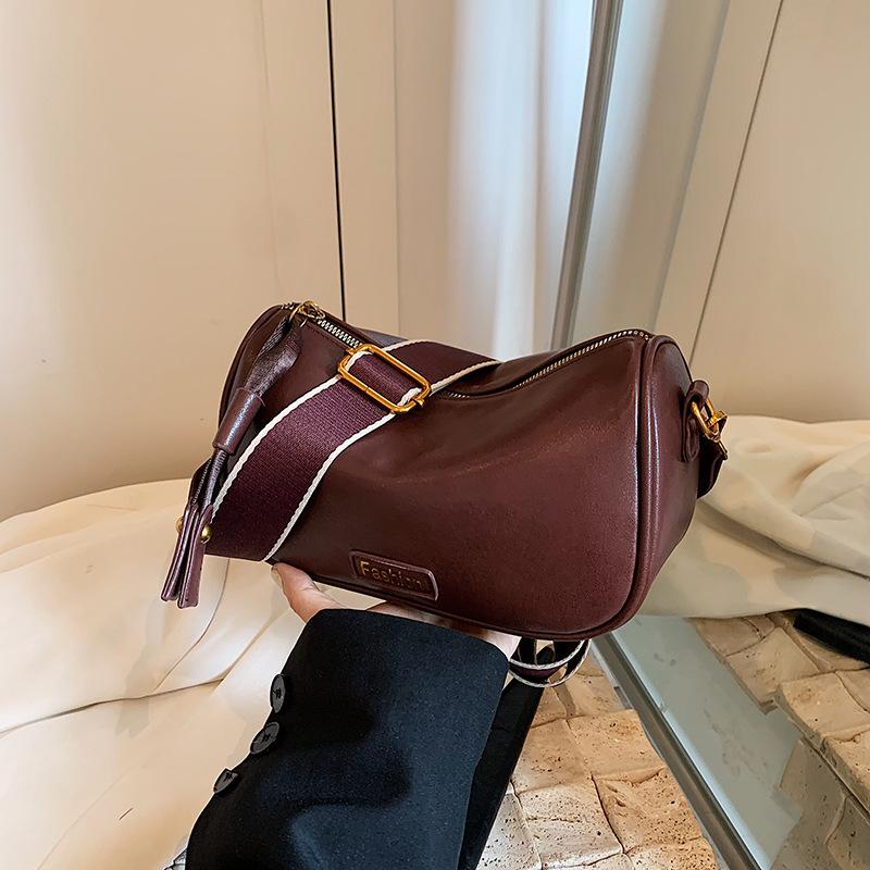 

This year, Boston 2024 new bag shoulder messenger bag women s versatile small bag fashion pillow bag is popular.