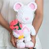 Blockbär hält Blumenstrauß Kreatives Ornament Rosa und Weiße Junge Bären Bausteine Spielzeug Kindergeburtstagsgeschenk Jubiläum Romantisches Geschenk