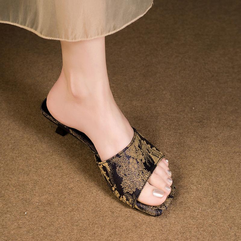 Sommarsvala tofflor mode damskor tunna klackar 2025 tryckt nationell stil nya fyrkantiga tår öppna högklackar